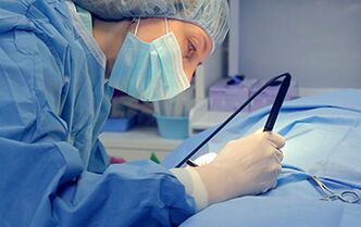 جراح در حال انجام عمل جراحی برای افزایش فالوس یک مرد