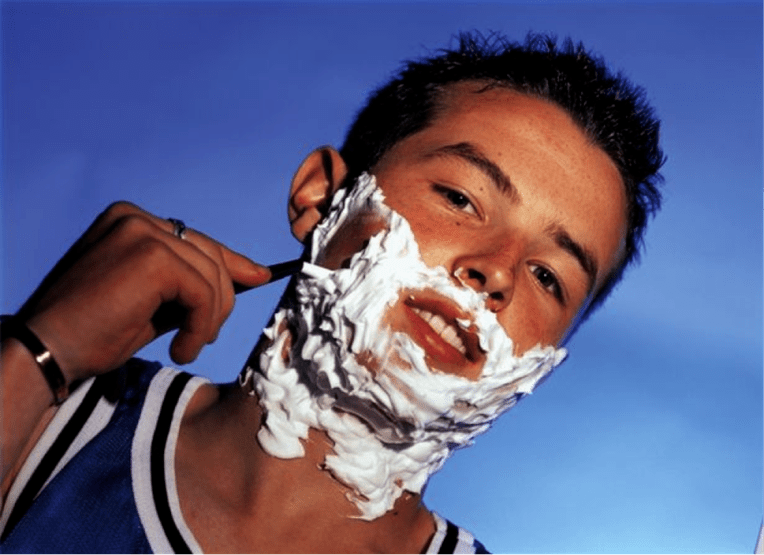 نوجوان اصلاح می کند و به بزرگ شدن آلت تناسلی فکر می کند