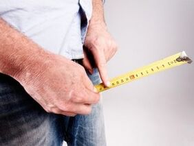 یک مرد طول آلت تناسلی را قبل از بزرگ کردن با نوشابه اندازه می گیرد