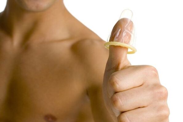 کاندوم روی انگشت نماد بزرگ شدن آلت تناسلی نوجوان است